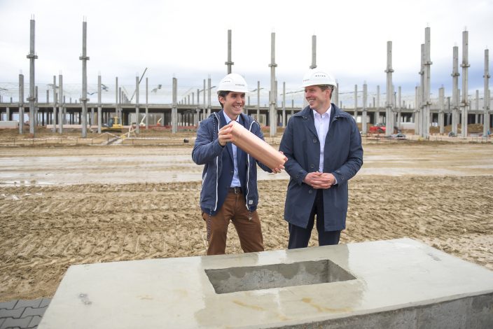 David Schröder (l.) und Jens Fiege vor der Versenkung des Zylinders.