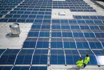 Fiege_PV-Anlage_Gengenbach Ansicht der PV-Anlage mit zwei Mitarbeitenden
