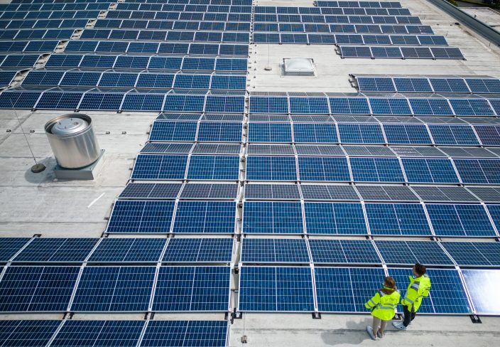 Fiege_PV-Anlage_Gengenbach Ansicht der PV-Anlage mit zwei Mitarbeitenden